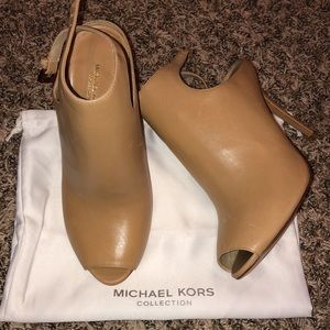 Open toe heals! Chestnut leather MK collection